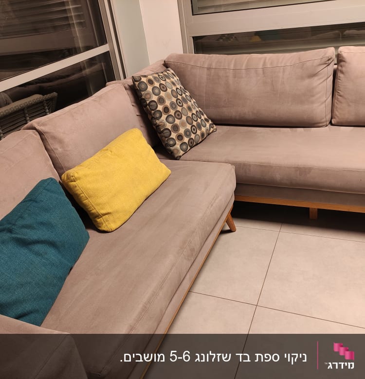 ספות אפורות עם כריות צבעוניות על רצפת אריחים